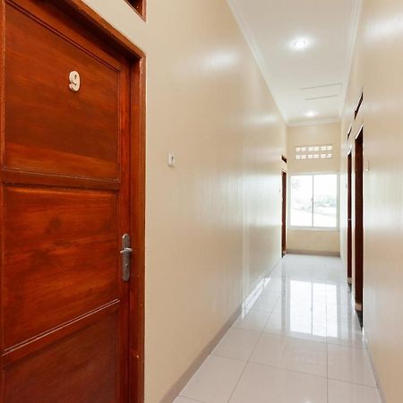 Reddoorz Syariah Near Lemahabang Station Hotel Cikarang Exterior photo